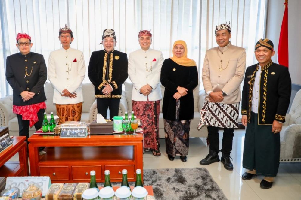 Gubernur Khofifah foto bersama dengan kepala Perwakilan BPK Jatim Karyadi. (Ist) 
