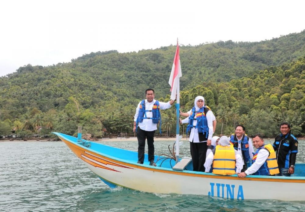 Gubernur Khofifah bersama Bupati Trenggalek dan rombongan menikmati indahnya pantai Mutiara dan Mangrove Cengkong Trenggalek. (Ist) 