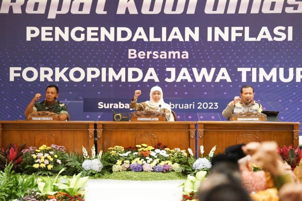 Gubernur Khofifah bersama Kapokda dan Pangdam V Brawijaya saat menghadiri percepatan pengendalian inflasi Jatim 2023.(ist) 
