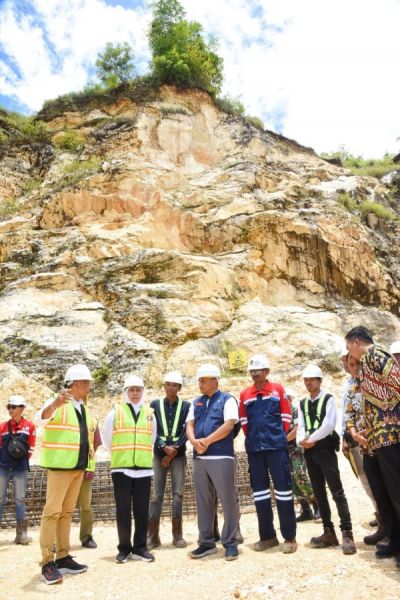 Gubernur Khofifah didampingi Bupati Ponorogo Sugiri Sancoko meninjau lokasi persiapan pembangunan Monumen Reog di penambangan Batu Kapur kecamatan Sampung Ponorogo. (Ist) 