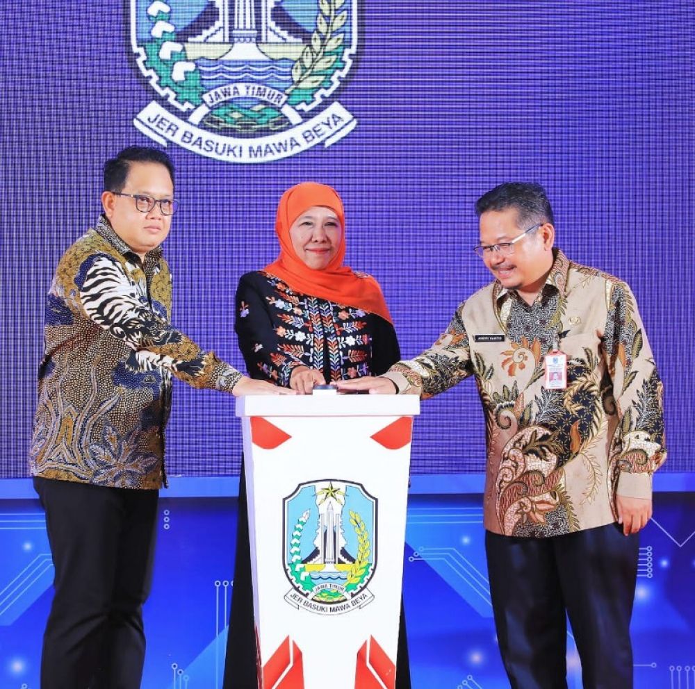 Gubernur Khofifah resmikan Badan Riset dan Inovasi Daerah Jatim dengan tekan tombol sirine didampingi Sekdaprov Jatim Adhy Karyono dan Kaban Riset Andriyanto. (Ist) 