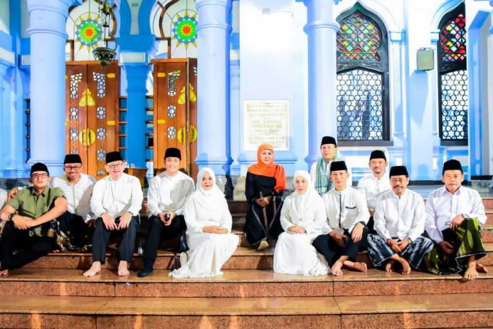 Gubernur Khofifah didampingi Bupati Tuban usai Sholat Taraweh di Masjid Agung Tuban. (Ist) 