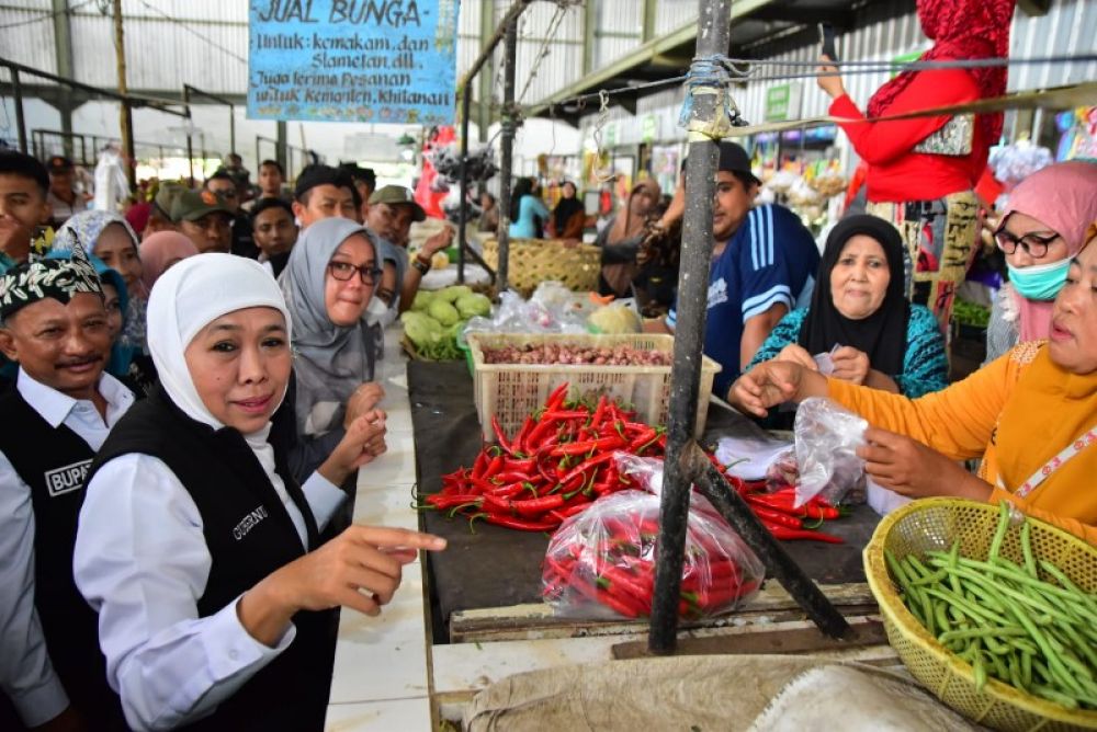 Gubernur Khofifah blusukan ke Pasar Panarukan Situbondo memastikan harga bapok stabil dan stok aman jelang lebaran. (Ist) 