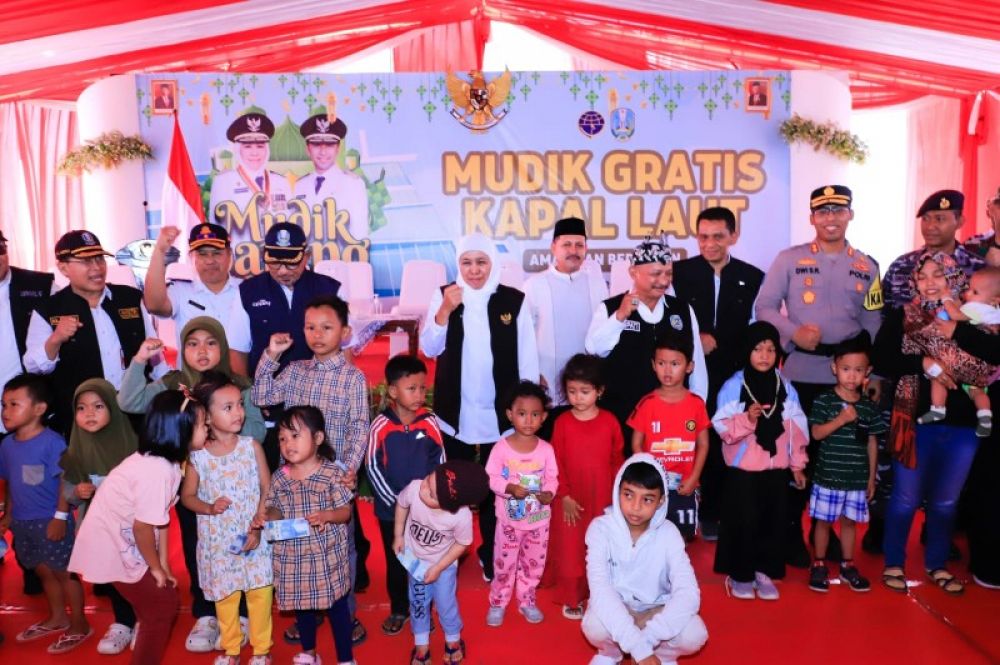 Gubernur Khofifah melepas masyarakat mudik gratis Kapal Laut ke Pulsu Rass Sumenep. (Ist) 