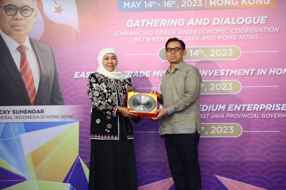 Gubernur Khofifah berikan kenang-kenangan. (Ist) 