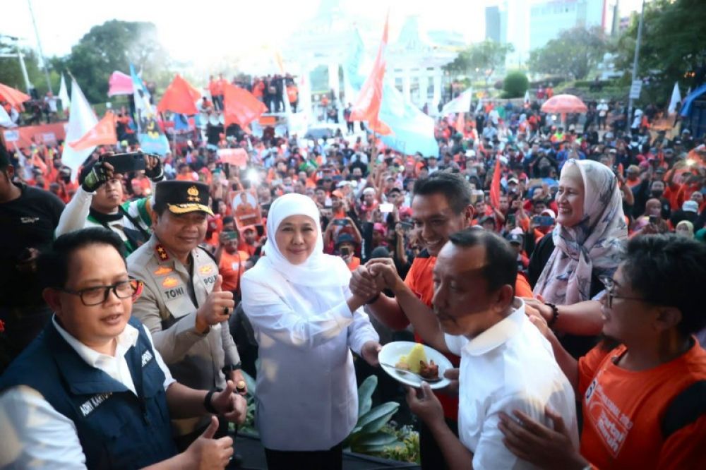 Gubernur Khofifah menemui ribuan buruh Jatim yang menyampaikan aspirasi ke kantor Gubernur Jalan Pahlawan Surabaya dan serahkan potongan tumpeng kepada perwakilan asosiasi pekerja. (Ist) 