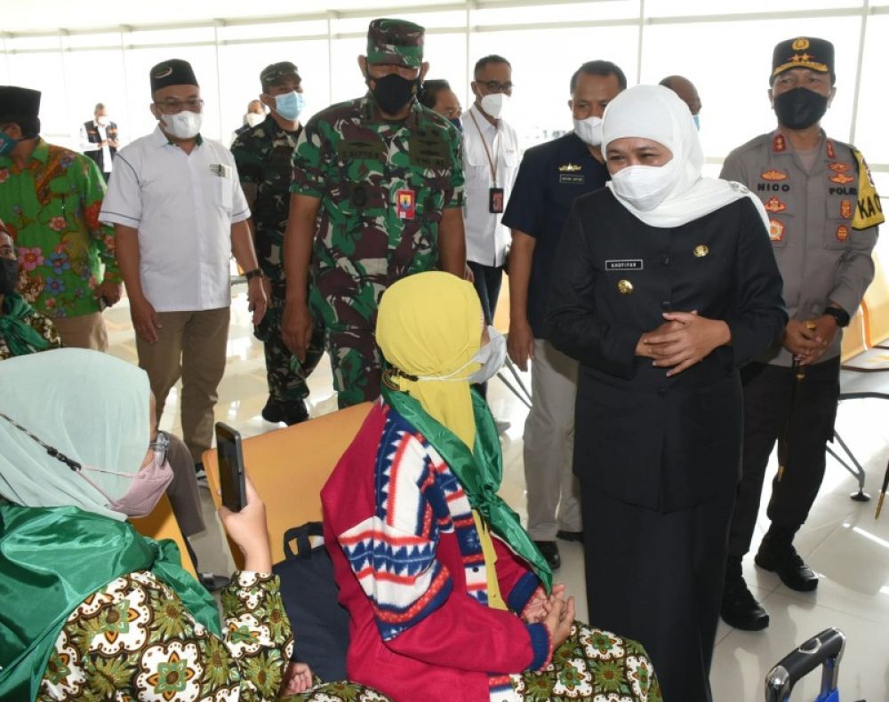 Gubernur Khofifah bersama Kapolda Jatim dan Pangdam V Brawijaya menyapa jamaah calon haji. (Ist) 