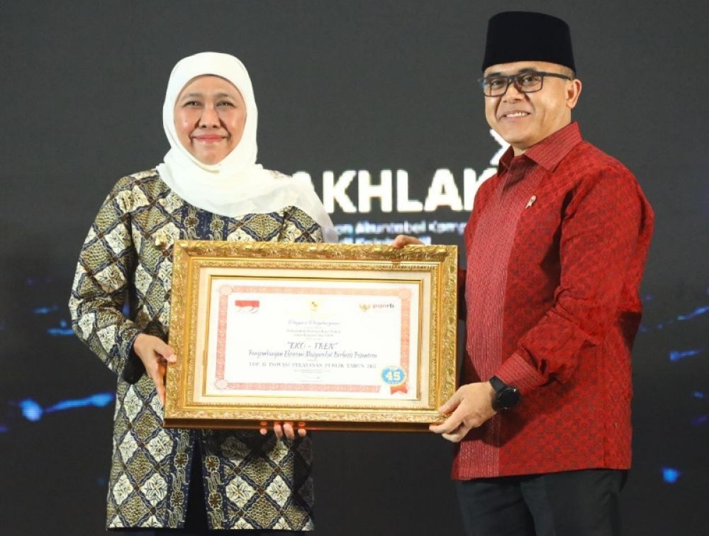 Gubernur Jawa Timur Khofifah Indar Parawansa menerima penghargaan dari KemenPAN RB dalam program pengembangan ekonomi masyarakat berbasis pesantren. (Ist) 