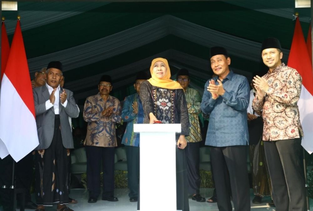 Gubernur Khofifah melakukan ground breaking pembangunan gedung MUI Jatim diawali dengan menekan tombol sirine. (Ist) 