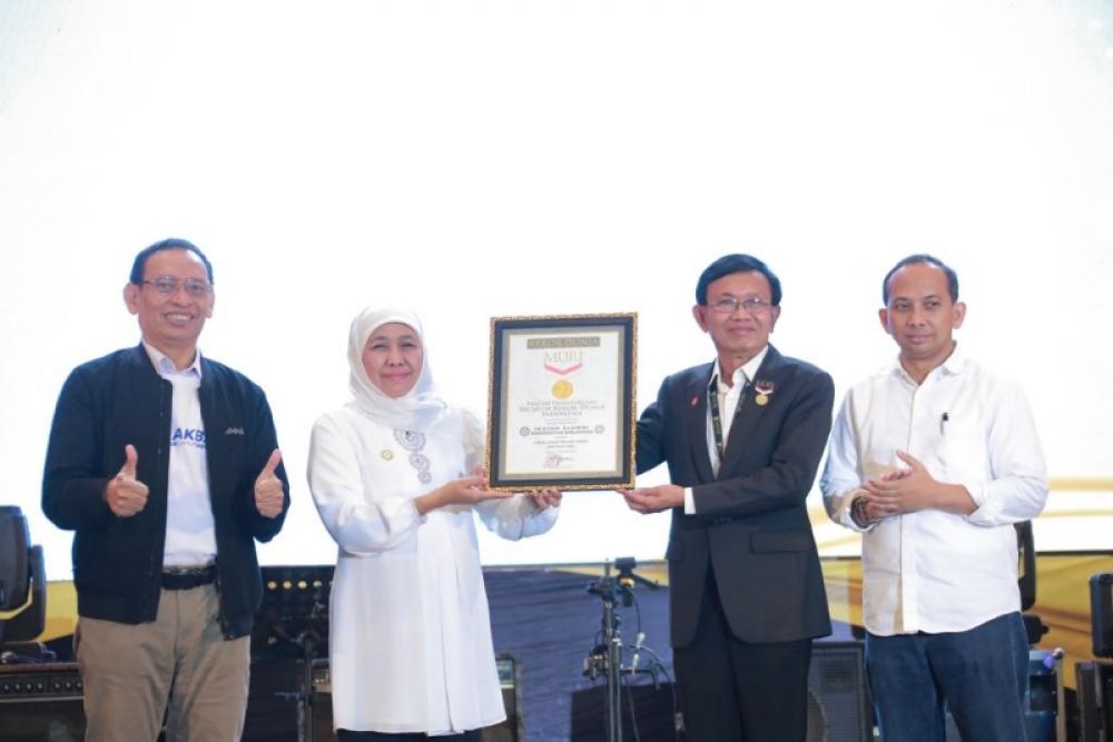 Gubernur Khofifah yang juga Ketua Umum PP IKA unair terima penyerahan piagam rekor Muri oleh perwakilan Muri Yusuf Ngadri. (Ist) 