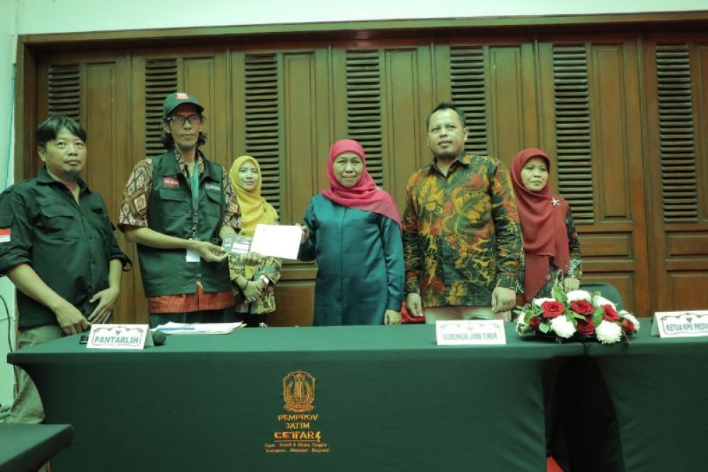 Petugas KPU Jawa Timur melakukan pencocokan dan penelitian (coklit) data pemilih termasuk gubernur Khofifah di kediamannya. (Ist) 