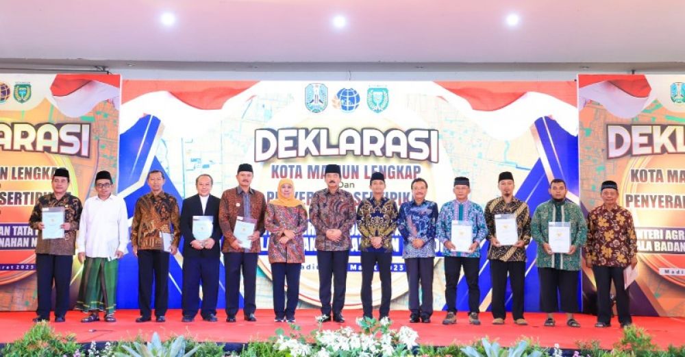 Gubernur Khofifah bersama Menteri ATR /BPN Hadi Tjahjanto beserta Wali Kota Madiun Maidi berfoto bersama usai menyerahkan sertifikat program PTSL. (Ist) 