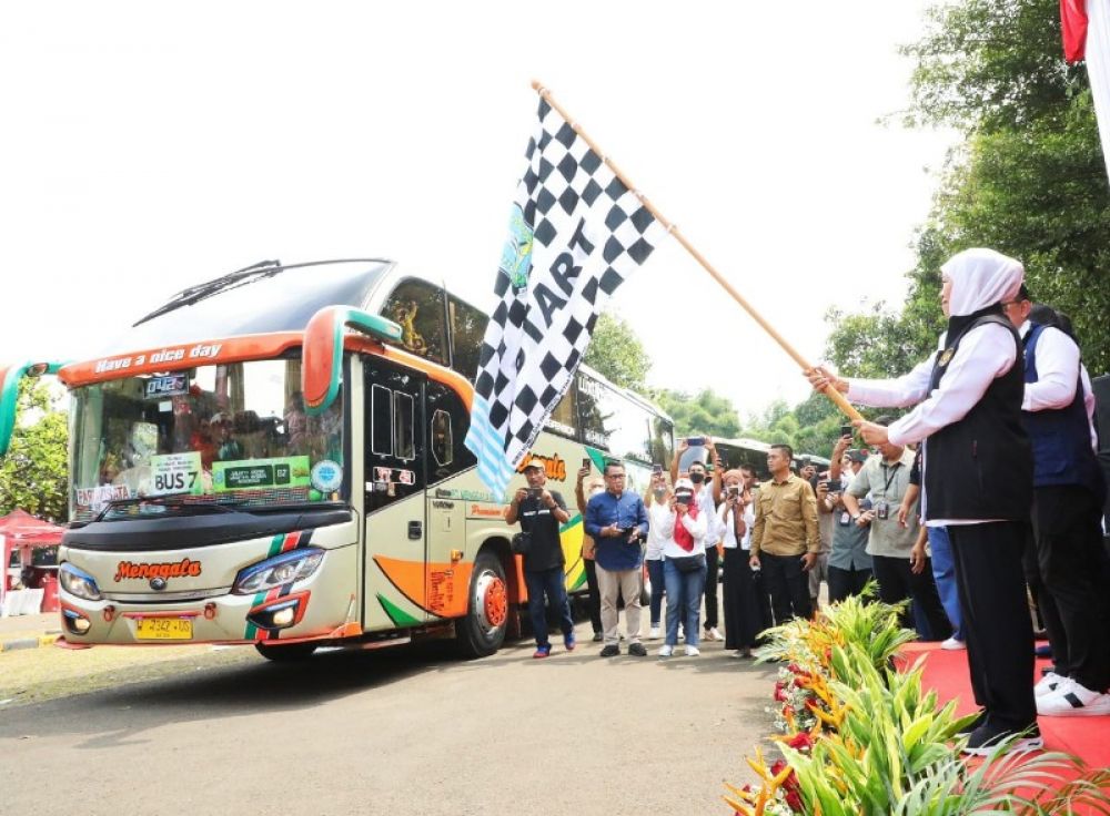 Gubernur Khofifah berangkatkan 24 Bus mudik gratis ke berbagai tujuan. (Ist) 