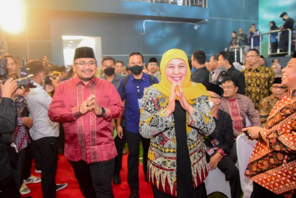 Gubernur Khofifah mendampingi Menag Yaqut usai pembukaan AICIS 2023 di UIN Sunan Ampel Surabaya. (Ist) 