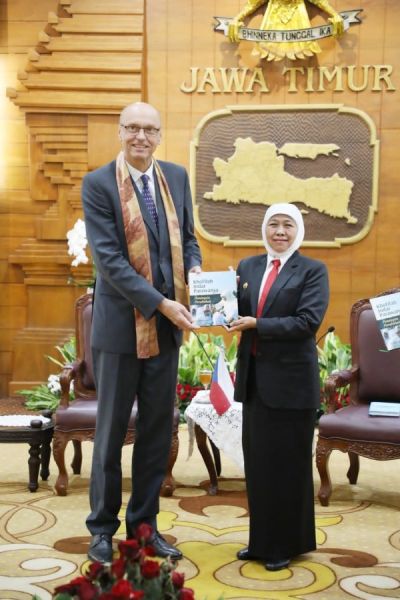 Gubernur Khofifah menyerahkan kenang-kenangan buku profil kepada Dubes Republik Ceko Jaroslac Dolecek di gedung negara Grahadi Surabaya (Ist) 