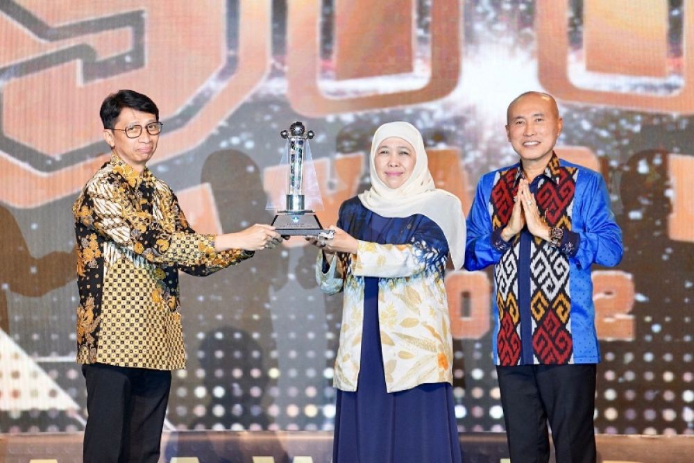 Gubernur Khofifah menerima penghargaan piala Juara Umum OSN dan piagam Juara Umum OPSI oleh Kepala Pusat Prestasi Nasional Kemendikbud-ristek RI Asep Sukmayadi didampingi Kadindik Jatim Wahid Wahyudi di Hotel Shangrilla, Surabaya.(ist) 
