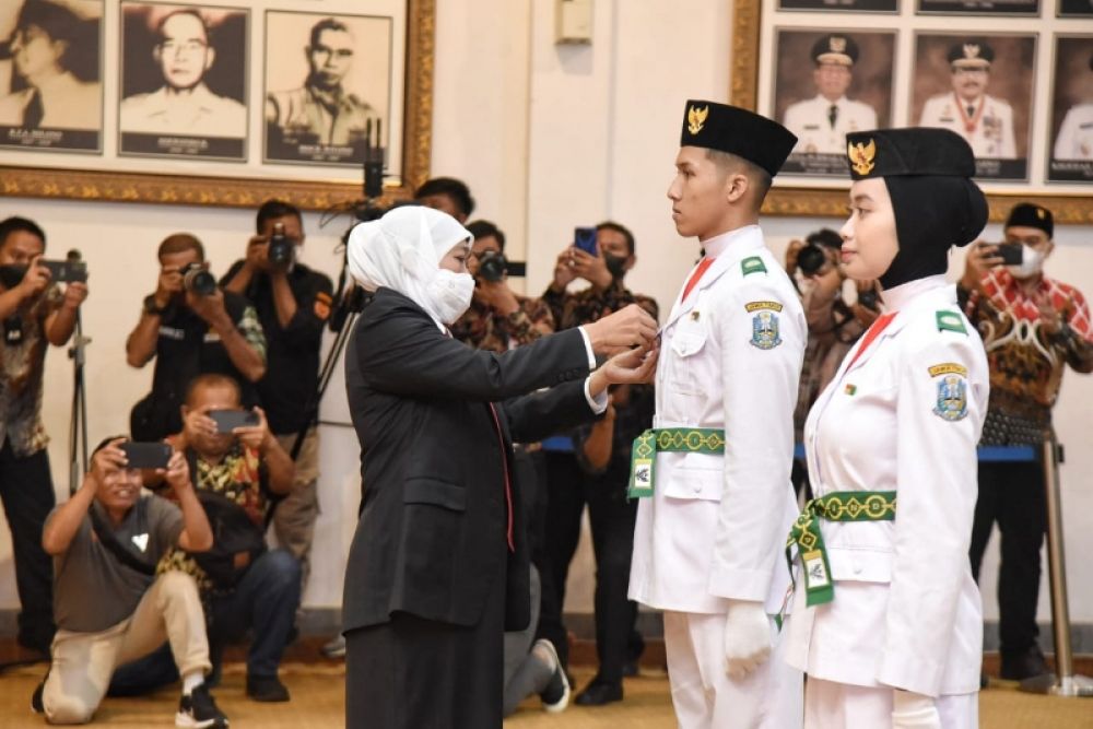 Gubernur Jawa,Timur Khofifah Indar Parawansa menyematkan tanda PIN dan penyerahan piagam kepada purna paskibraka Jatim. (Ist) 