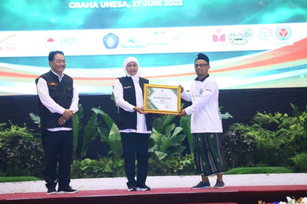 Gubernur serahkan penghargaan kepada karyawan hutan yang beprestasi. (Ist) 