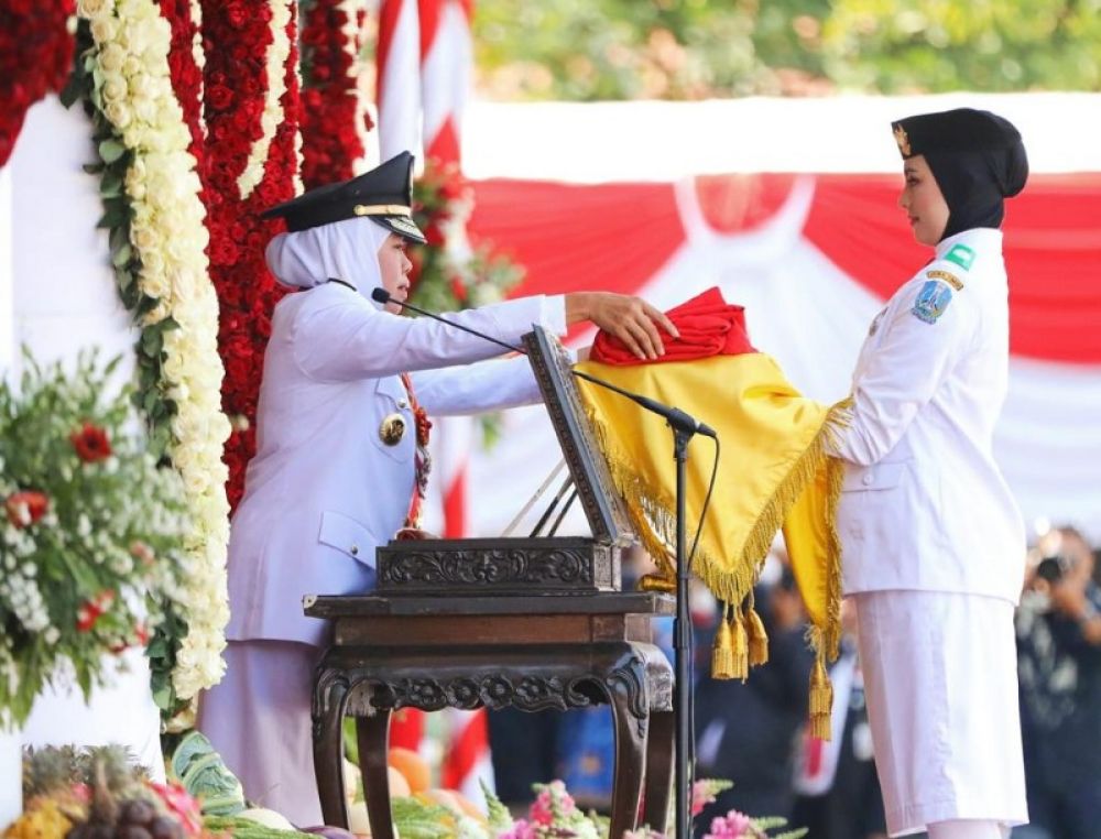 Gubernur Khofifah menjadi inspektur Upacara HUT ke 78 Kemerdekaan RI di halaman Gedung Grahadi Surabaya. (Ist) 