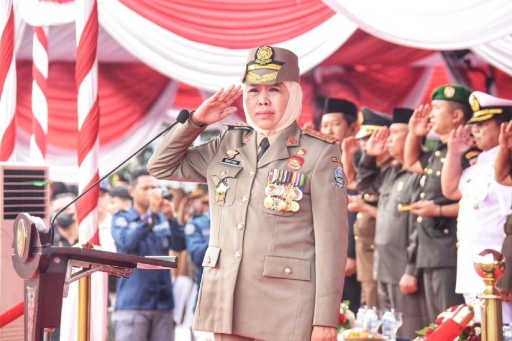 Gubernur Khofifah saat memimpin Apel HUT Satpol PP di Gedung Negara Grahadi Surabaya. (Ist) 