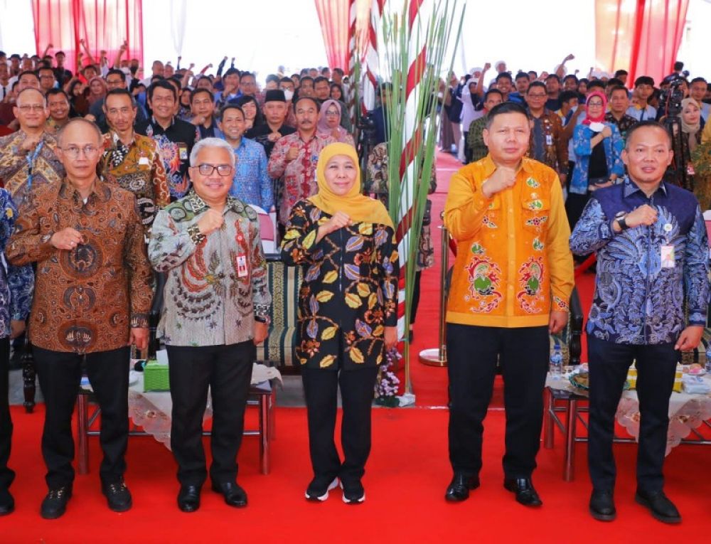 Gubernur Khofifah berfoto bersama dengan Kadisnaker Jatim, Himawan Estu usai membuka kick off pelatihan berbasis kompetensi. (Ist) 