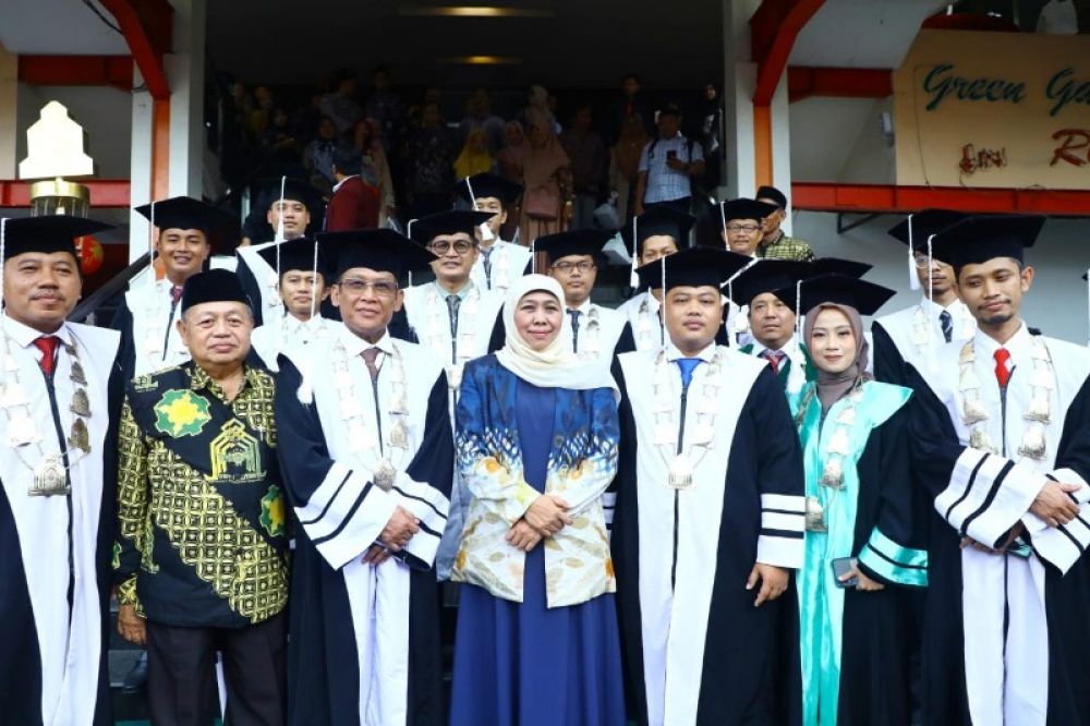 Gubernur Khofifah bersama Rektor, dosen dan pengurus universitas Nahdlatul Ulama Blitar dalam acara wisudawan dan wisudawati. (Ist) 