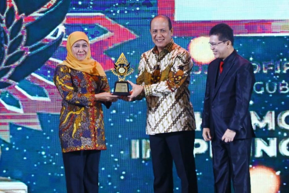 Penyerahan penghargaan oleh kepala BNPT Komjem Pol Boy Rafli Amar dan CEO Jurnalis Media Network Indra Utama. (Ist) 