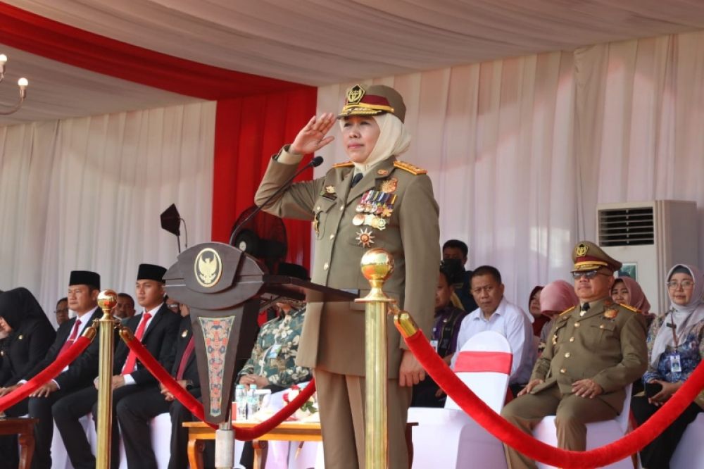 Gubernur Khofifah menjadi inspektur upacara dalam bulan keselamatan dan kesehatan kerja (K3) Nasional tahun 2023 di lapangan Bola Prapat Kurung Jalan Perak Timur Surabaya. (Ist) 