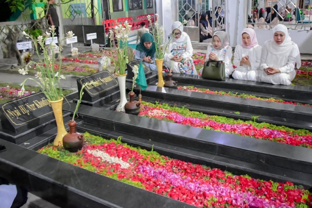 Gubernur Khofifah menghadiri Haul ke 44 KH. M Bisri Syansuri di Ponpes Mambaul Ma'arif DenanyarJombang. (Ist) 