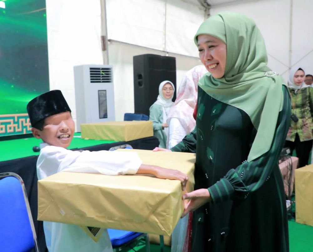 Gubernur Khofifah serahkan hadiah kepada pemenang Audisi Shalawat Asyghil satu Abad NU di GOR Sidoarjo. (Ist) 
