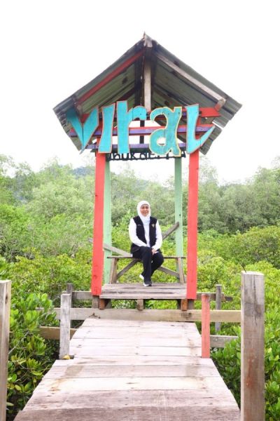 Gubernur Khofifah meninjau hutan mangrove di Cengkong Trenggalek. (Ist) 