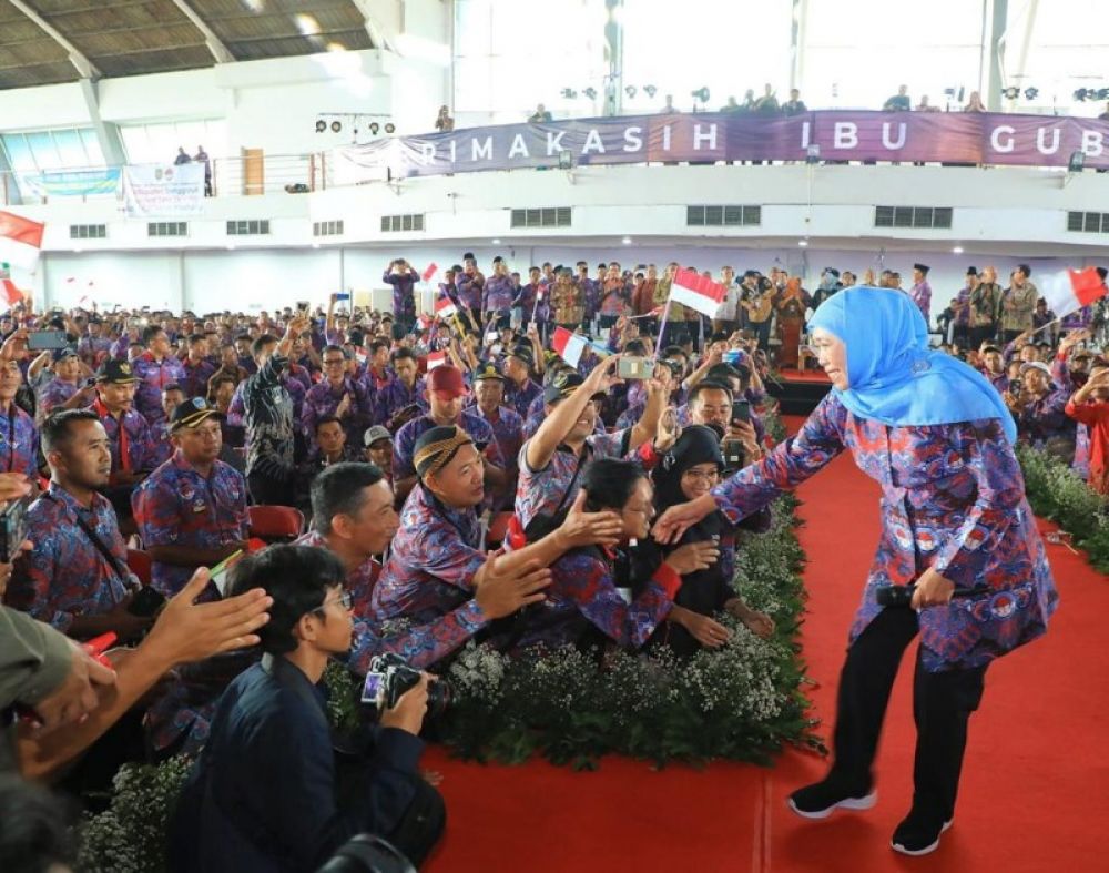 Gubernur Khofifah Terima Penghargaan Ibu Perangkat Desa Jatim dari PPDI