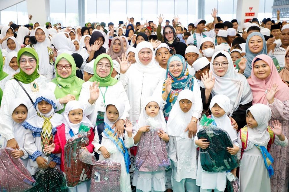 Khofifah bersama pengurus Muslimat NU dan anak yatim. (Ist) 