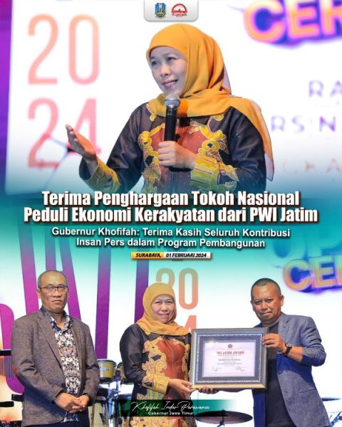 Gubernur Khofifah terima penghargaan tokoh nasional peduli ekonomi kerakyatan dari PWI Jatim. Penyerahan oleh Ketua PWI Jatim, Lutfil Hakim didampingi Sekretaris Eko Pamuji. (Ist) 
