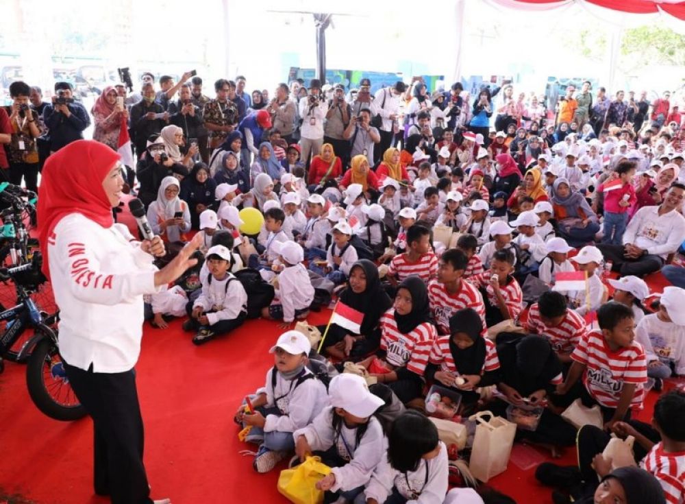 Gubernur Jawa Timur Khofifah Indar Parawansa berbaur dengan ribuan anak pada peringatan Hari Anak Nasional di Kota Batu. (Ist) 