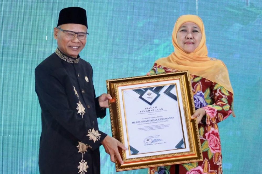 Gubernur Khofifah raih penghargaan dari DPP APWI. (ist) 