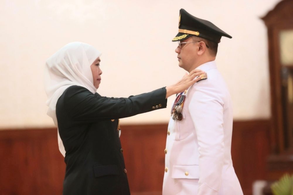Gubernur Khofifah lantik Aries Agung Paewai di gedung Negara Grahadi Surabaya. (Ist) 