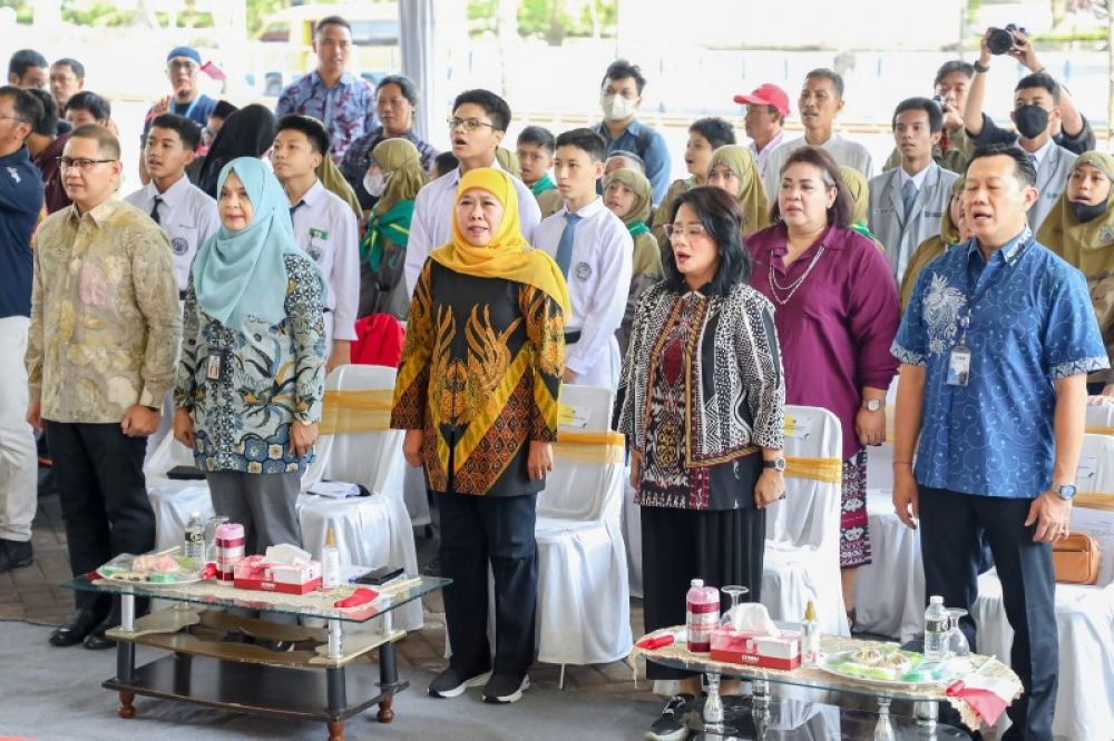 Gubernur Khofifah bersama Kadindik Jatim, aries Agung Paewai saat menghadiri pameran buku di Jatim Ekspo 