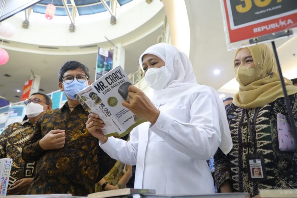 Gubernur Khofifah saat menghadiri pameran buku di Surabaya. (Ist) 