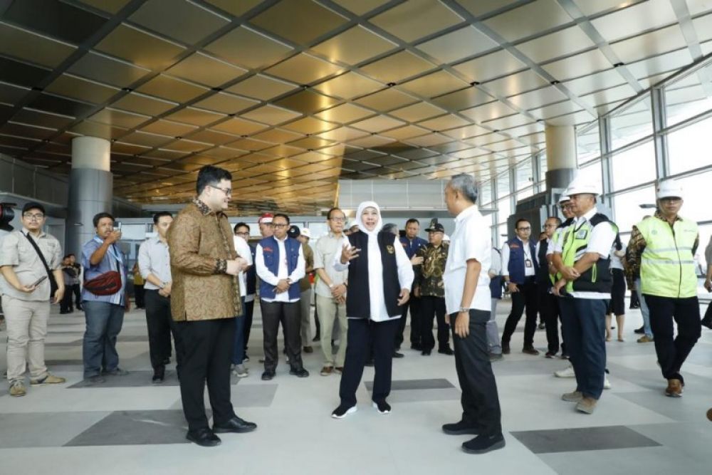 Gubernur Khofifah didampingi Bupati Kediri dan dirut PT Surya Dhoho saat meninjau persiapan operasional Bandara International Dhoho Kediri. (Ist) 