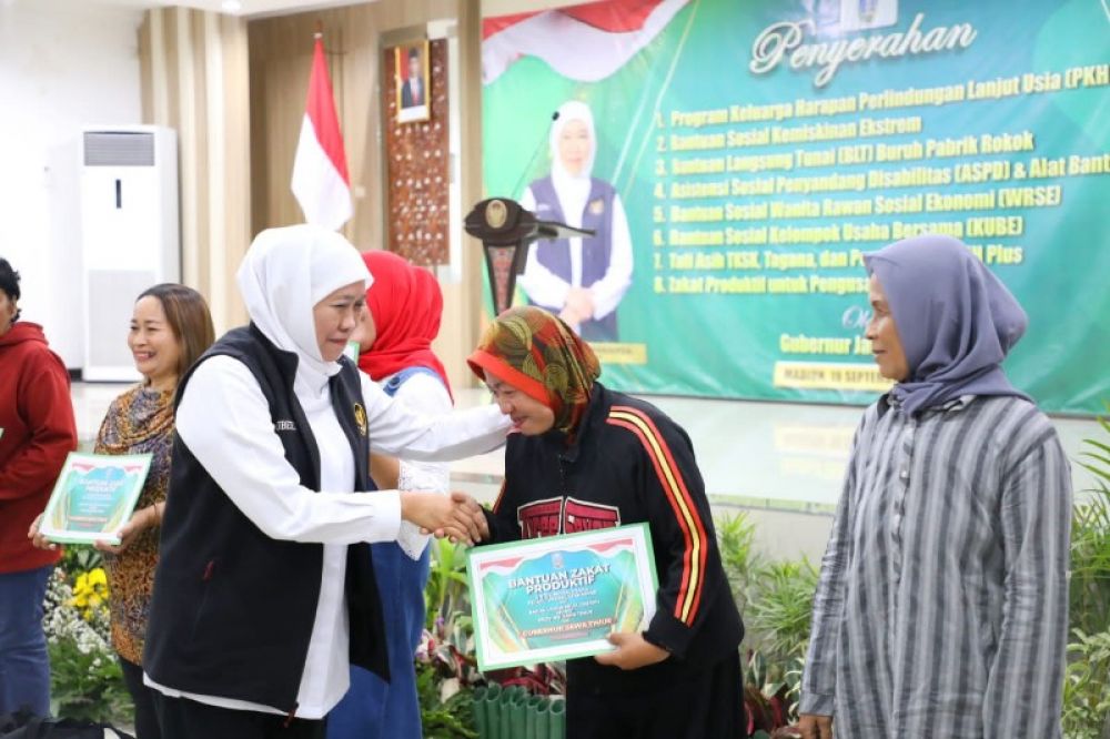 Gubernur Khofifah gelontorkan bansos, BLT dan Zakat produktif pada, ratusan masyarakat penerima manfaat di Madiun Raya. (Ist(