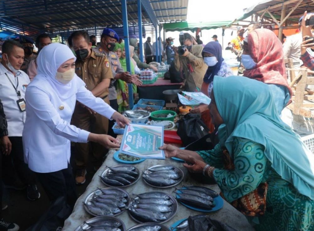 Gubernur Khofifah serahkan bantuan sosial kepada pedagang ikan di Kampung Nelayan Puger Jember. (Ist) 