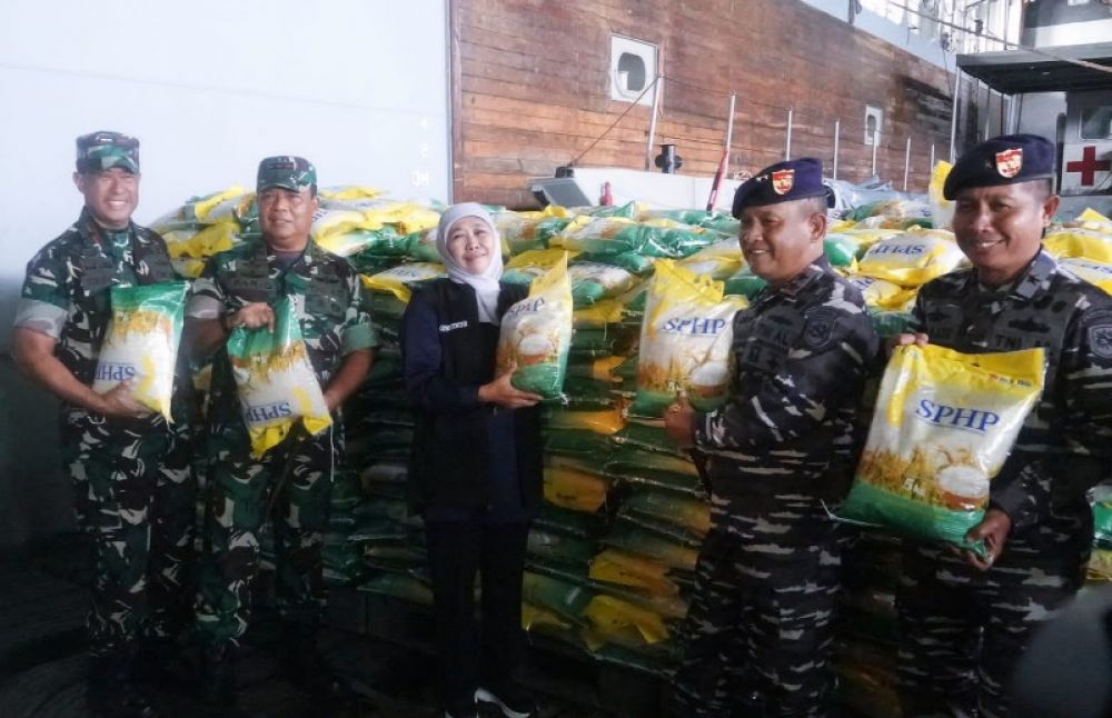 Gubernur Khofifah bersama Psngdam V Brawajaya Surabaya Kaormatim meninjau logistik yang akan dikirim melalui kapal perang ke Pulau Maselembu Sumenep (ist) 