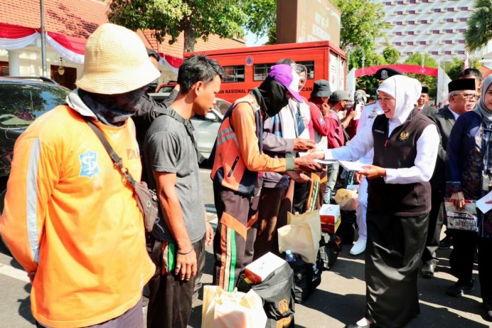 Gubernur Khofifah Berbagi Berkah Dengan PKL dan Masyarakat Kurang Mampu