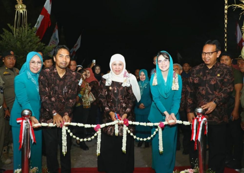 Gubernur Khofifah secara simbolis membuka bulan Bhakti Gotong Royong didampingi ketua PKK Jatim. (Ist) 