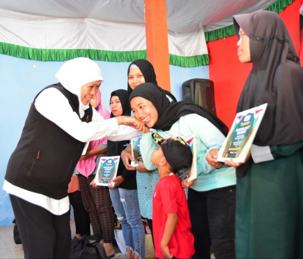 Gubernur Khofifah serahkan bantuan untuk korban tanah longsor de Bgebel- Ponorogo. (Ist) 