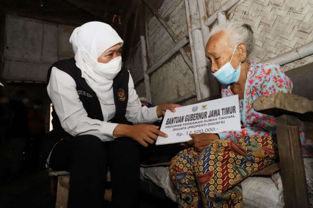 Gubernur Khofifah menyerahkan bantuan bedah rumah lansia Rp 12.500.000,- (Ist) 