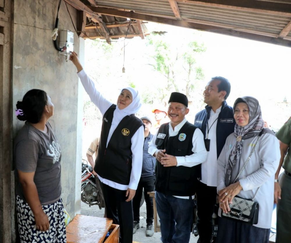 Gubernur Khofifah didampingi Bupati Situbondo menyalakan meter PLN di rumah warga Dusun Merak setelah menunggu 48 Tahun disambung PLN. (Ist) 