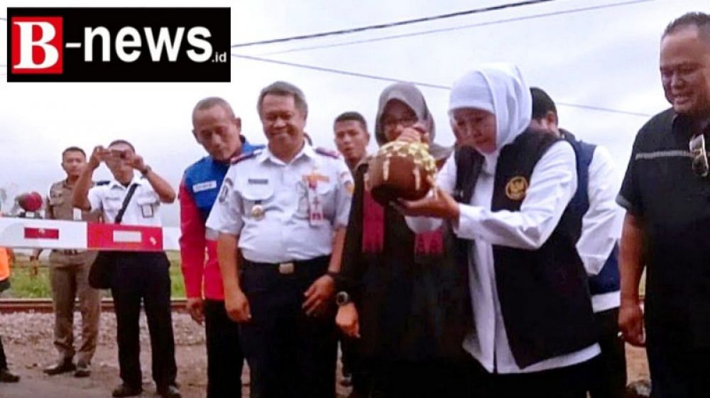 Gubernur Jatim, Khofifah Indar Parawansa, saat prosesi kepruk kendhil Resmikan pintu perlintasan JPL 79 Desa Gumirih, Kecamatan Singojuruh, Kabupaten Banyuwangi.(foto/irawan) 