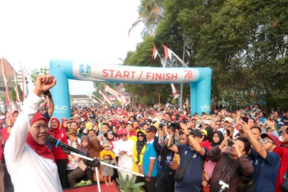 Gubernur Khofifah melepas jalan sehat dalam rangka Hari Jadi ke 78 Provinsi Jatim di Bakorwil Bojonegoro. (Ist) 